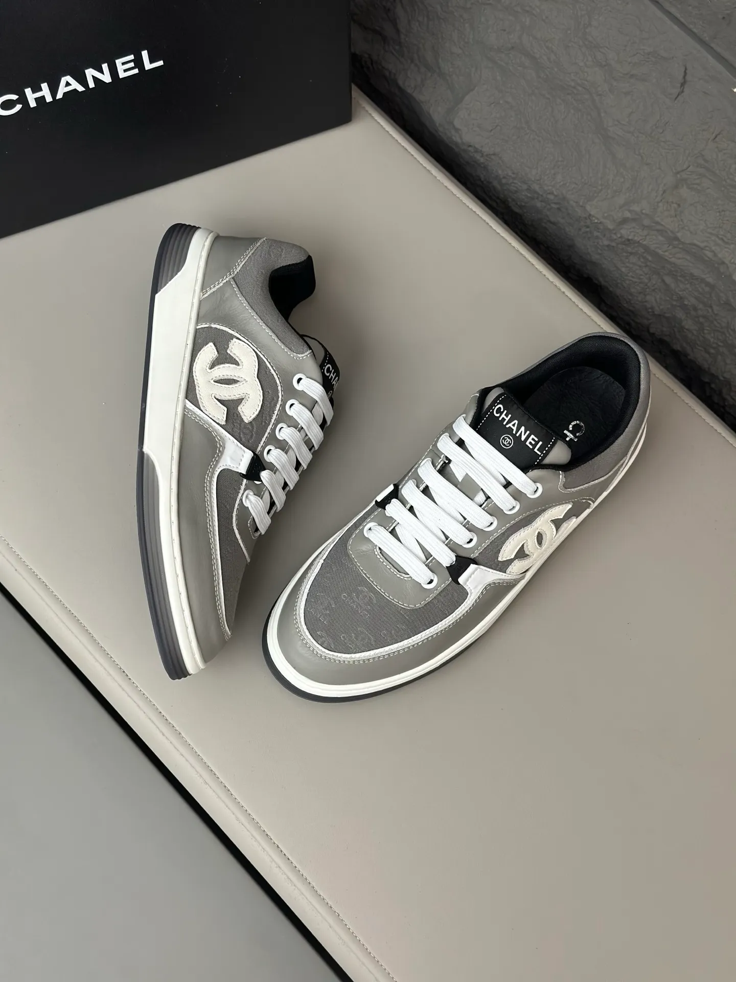 💰740 Chanel, 2024 spring new style / ♞size; 38~45 (38 45 customized) Men's Chanel sneakers, January's style premium is super serious, basically you can't buy it. The counter sister received this color and it happened to be in my men's size. I really didn't like it at first, but after I put it on, I found it to be very versatile. The same design of the diamond surface of the classic CF flap bag is very recognizable, and the double C The logo is not too high-profile. I love it. I recommend this one and you must try it on. You can’t tell how handsome it is by looking at the pictures.